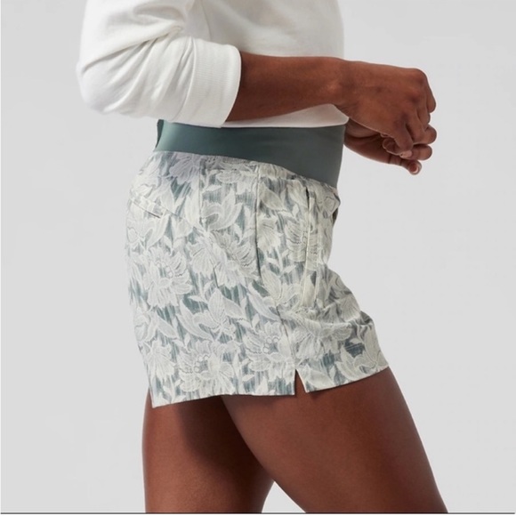 NWT Athleta Trekkie North Athletic Shorts | Ethereal Bloom Magnolia White | 22 - Picture 4 of 11